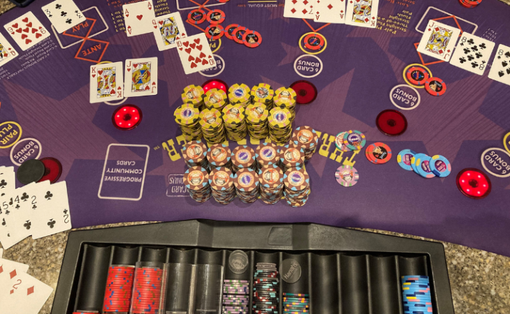 Memenangkan Jackpot $ 1,3 juta bermain Three Card Poker / Pokerlogia